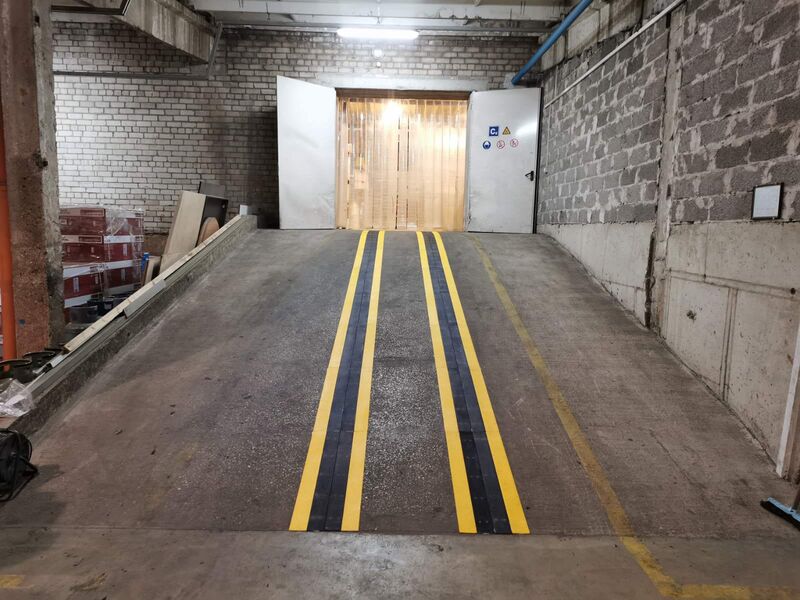 Protiskluzová podlahová deska GRIP | Zrnitost : IG Medium | Žlutá - Výška: 4 mm, Rozměr desky (mm): 1000 x 1000 mm
