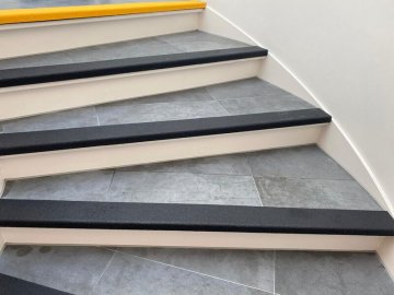 Jak se liší schodový nášlap a lišta?