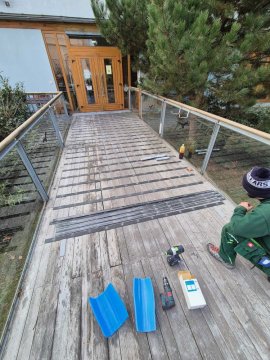 Instalace protiskluzových schodnic, desek, nášlapů a příček