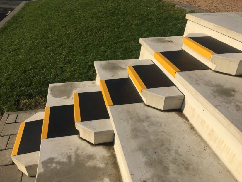 Protiskluzové schodišťové stupně GRIP | Zrnitost: IG Medium | Černé se žlutým zakončením - Hloubka schodišťového stupně: Vlastní rozměr (max 350 mm), Délka: 2500 mm