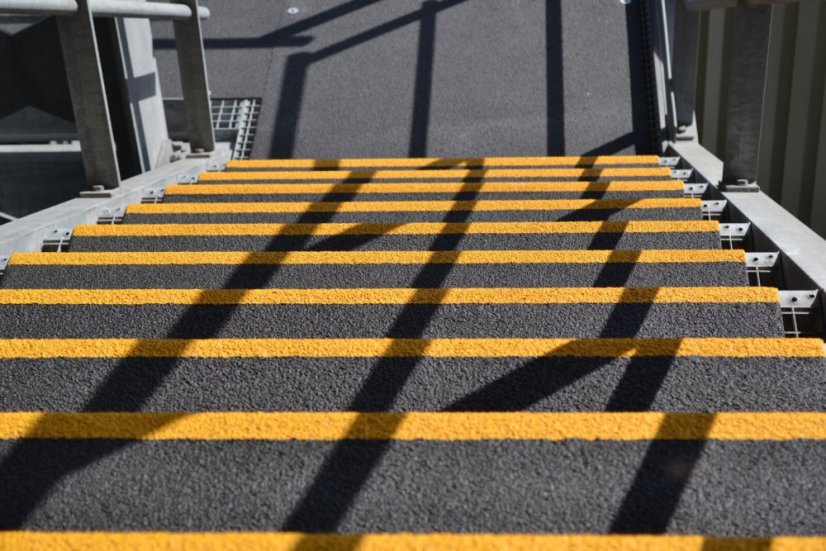 Protiskluzové schodišťové stupně GRIP | Zrnitost: IG Medium | Černé se žlutým zakončením - Hloubka schodišťového stupně: Vlastní rozměr (max 350 mm), Délka: 2500 mm